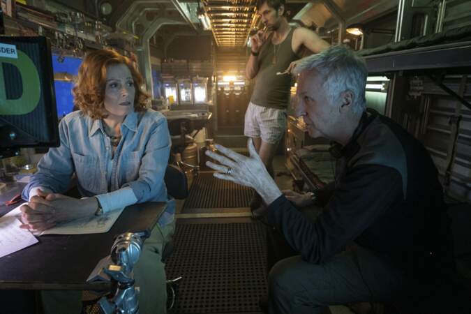 De retour ensemble après "Aliens" et le premier "Avatar", Sigourney Weaver et James Cameron discutent d'une scène de "La voie de l'eau" (2022).