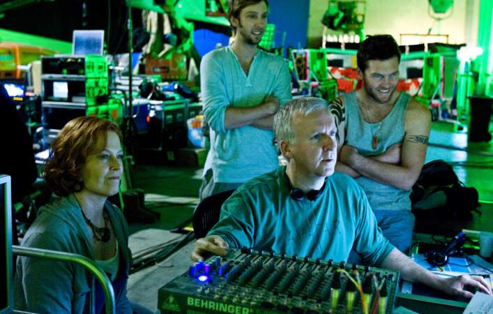 James Cameron sur le tournage en 2009 d' "Avatar", accompagné de Sigourney Weaver et Sam Worthington.