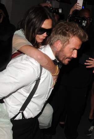 Elle a fini la soirée sur le dos de son mari David Beckham