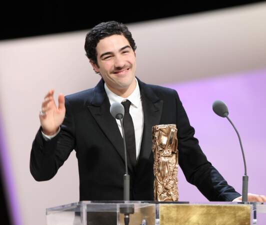 Tahar Rahim reçoit le César du meilleur espoir masculin en 2010 pour "Un prophète".