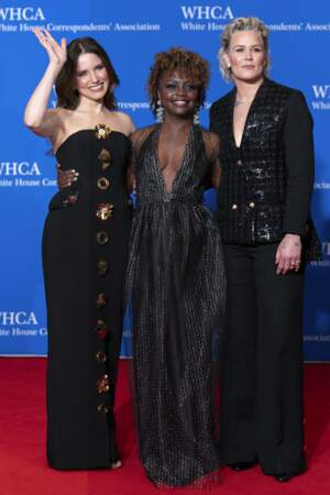 Lors du tapis rouge pour le WHCA Dinner, Sophia Bush et Ashlyn Harris ont pris la pose avec Karine Jean-Pierre, la porte-parole de la Maison Blanche.