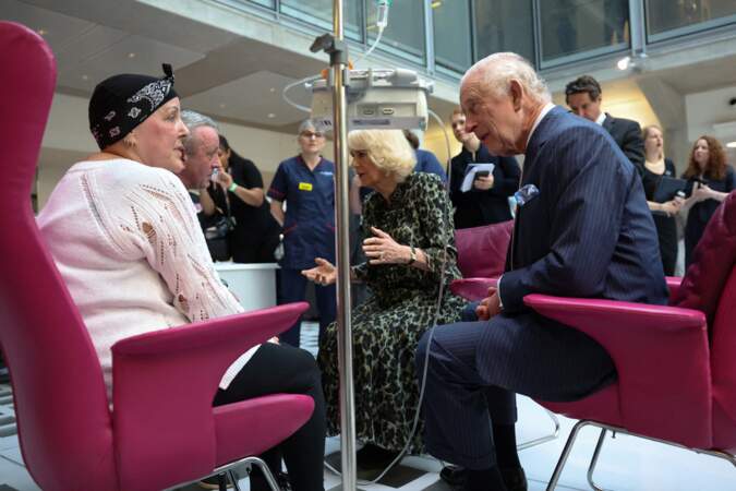 Le roi Charles III et la reine consort Camilla ont pris le temps de parler avec les personnes actuellement en chimiothérapie