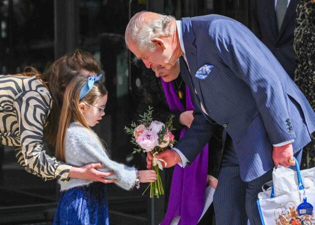 Une fois arrivée au centre médical, il a offert un beau bouquet de fleurs à une petite fille