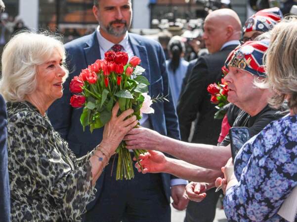 La reine consort a accepté un bouquet de fleurs
