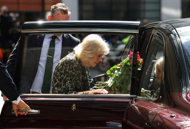 La reine consort Camilla d'Angleterre est repartie avec le bouquet de fleurs qui lui a été offert