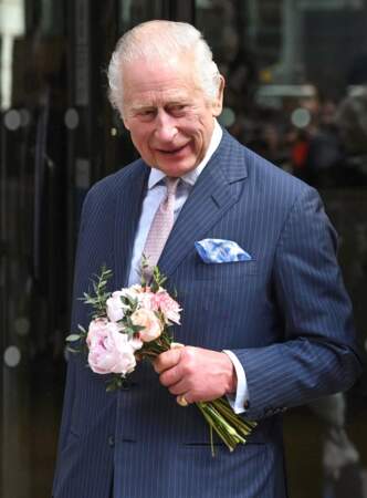 Le roi Charles III est arrivé avec un bouquet de fleurs à la main