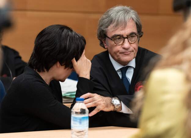 Candela Pena (Rosario) et Francesco Orella (J.L. Gutierez Aranguren) lors d'une séquence de reconstitution du procès dans la série Netflix.