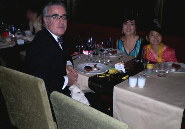 Rosario Porto, Alfonso Basterra et leur fille adoptive Asunta au restaurant.