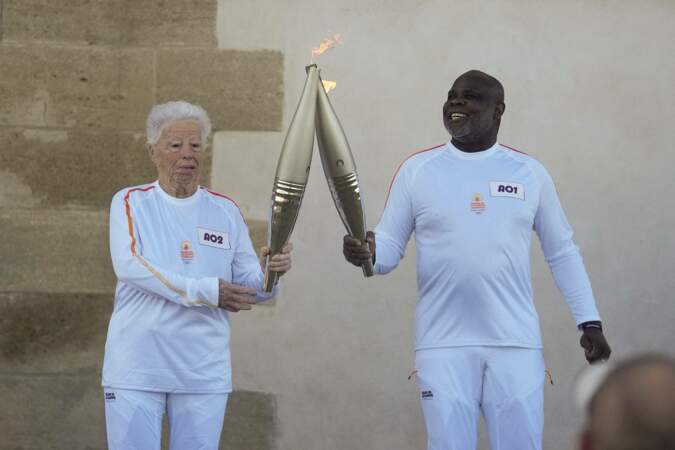 L'ex star de l'Olympique de Marseille a passé le relais à Colette Cataldo, 83 ans, doyenne des supporters de l'OM. 