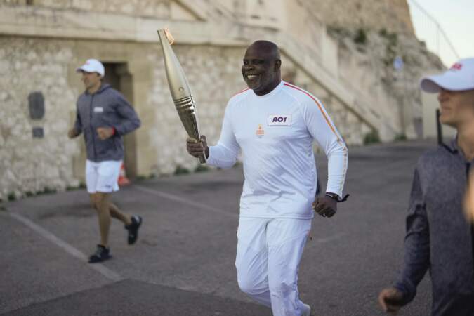 Le footballeur Basile Boli a eu l'occasion de faire quelques mètres avec la torche olympique. 