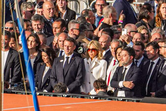 Tony Estanguet, Amélie Oudéa-Castéra, Emmanuel Macron,  Brigitte Macron et Benoît Payan ont assisté à la cérémonie. 