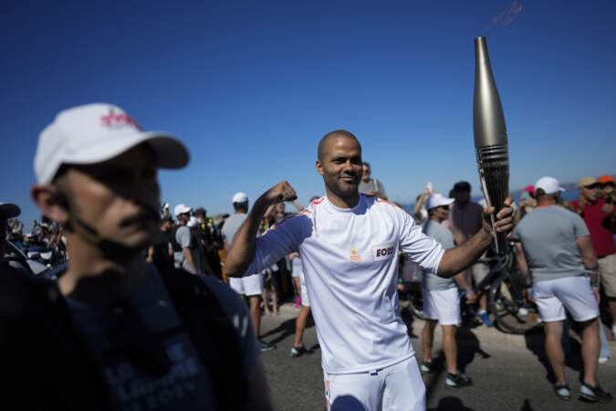 Les célébrités se sont relayées ce jeudi 9 mai pour porter la flamme olympique dans Marseille. Tony Parker était l'un des premiers relayeurs. 