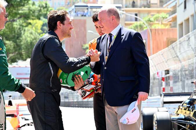 Bruno Senna sert la main du prince Albert II de Monaco, en présence de Gabriel Bortoleto, pilote de Formule 2 brésilien. 