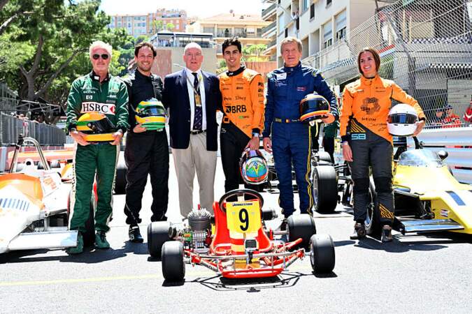 Les pilotes Eddie Irvine, Bruno Senna, Gabriele Bortoleto, Thierry Boutsen et Cristina Gutiérrez posent avec le prince. 
