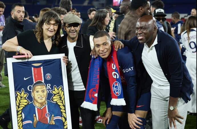 Kylian Mbappé a posé fièrement aux côtés de ses parents et Jamel Debbouze