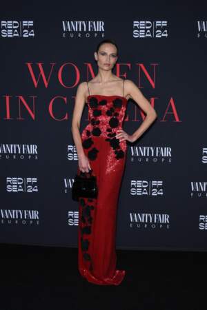 Natasha Poly, mannequin russe, a fait sensation dans une robe rouge à sequins. 