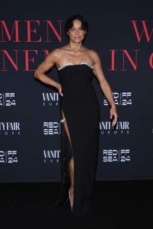 Michelle Rodriguez a poussé le principe de la robe fendue à son paroxysme. 