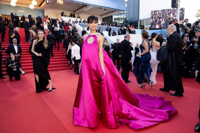 Ève Gilles, Miss France 2024, dans une pétillante robe fuchsia