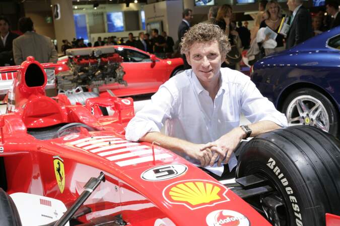 Il est de notoriété publique que l'animateur est un fan de sports, y compris mécaniques, comme on peut le voir ici au salon de l'automobile à Paris le 28 septembre 2006