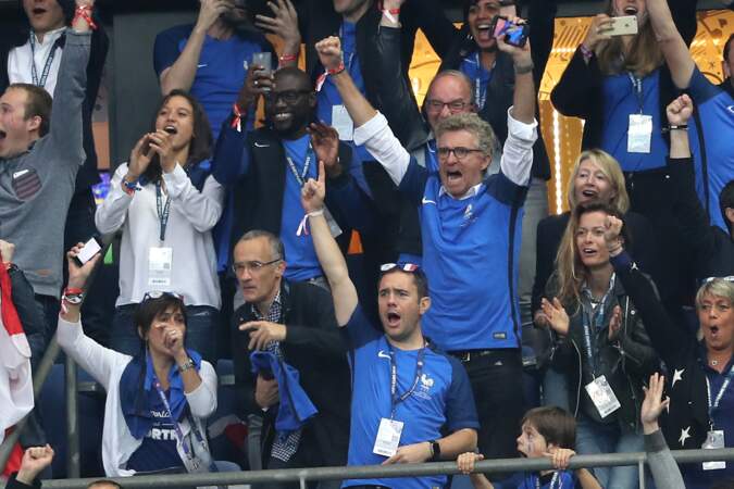Il exulte aux côtés de sa femme Hortense et de Gilles Bouleau lors du match du quart de finale de l'UEFA Euro 2016 France-Islande au Stade de France le 3 juillet 2016
