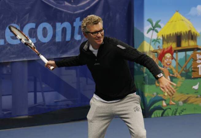 L'animateur porte parfois des lunettes comme ce 18 décembre 2014 lors d'un match de tennis associatif