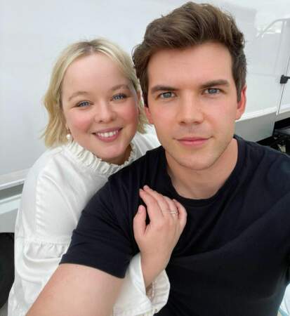 En juin 2021, Luke Newton et Nicola Coughlan ont posté ce beau selfie à l'occasion de leurs retrouvailles sur le set de Bridgerton pour le tournage de la saison 2 de la série Netflix.