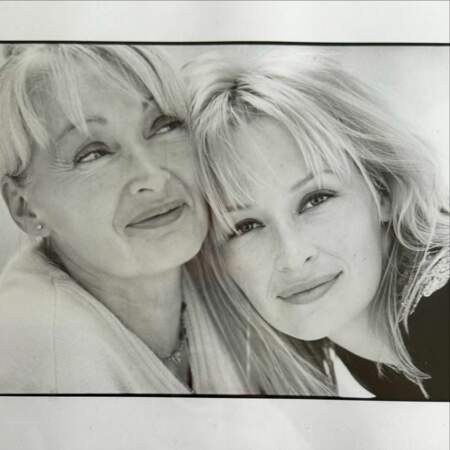 Estelle Lefébure a partagé une photo de souvenir avec sa maman.