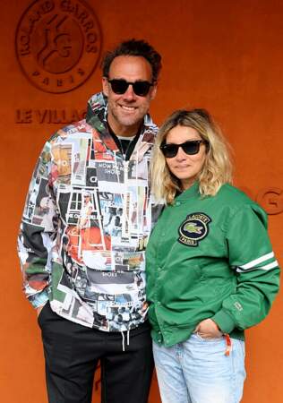 Le journaliste Ludovic Deroin et la chanteuse Coralie Clément sont venus bras dessus bras dessous à Roland-Garros. 