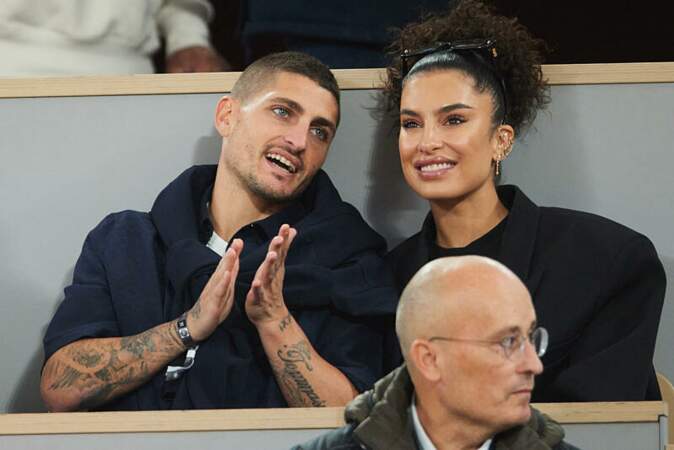 Le footballeur italien Marco Verratti et son femme Jessica Aidi ont applaudi les joueurs. 