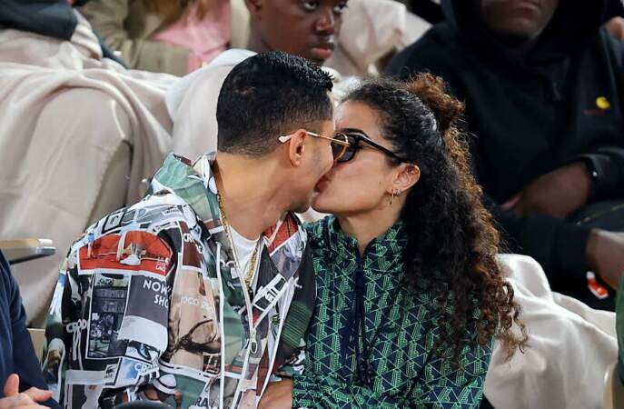 Tendre baiser entre Sabrina Ouazani et Djanis Bouzyani dans les tribunes de Roland Garros ce 1er juin 2024