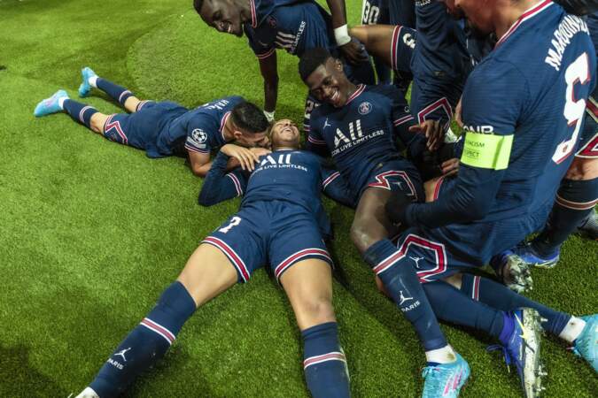 Le 21 mars 2023, Didier Deschamps nomme Kylian Mbappé capitaine de France de football.