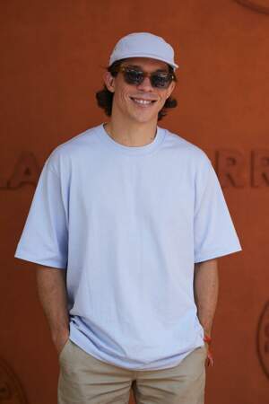 Le jeune acteur Sandor Funtek venu en casquette et lunettes de soleil 