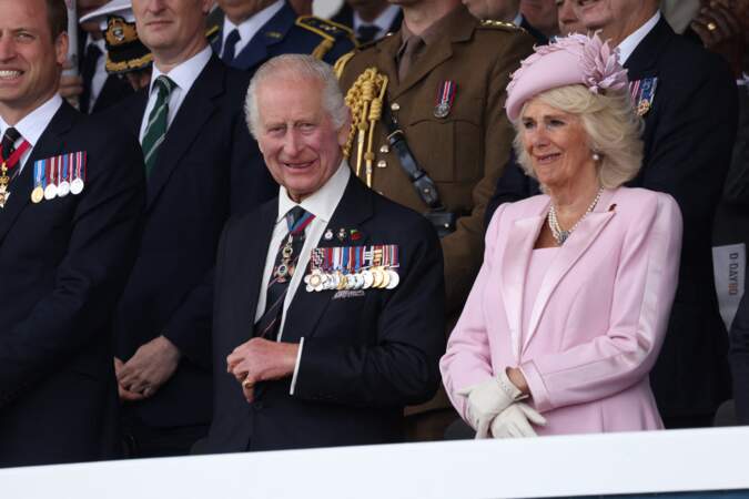 Le roi Charles III d'Angleterre et la reine consort Camilla Parker Bowles dans les tribunes