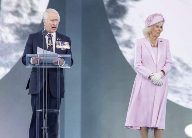 Le roi Charles III d'Angleterre et la reine consort Camilla Parker Bowles ont pris place sur scène le temps d'un discours