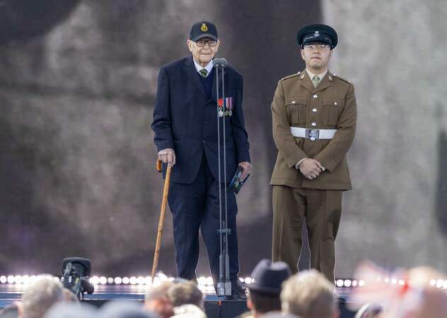 Un vétéran a été invité sur la scène pendant la cérémonie de commémoration
