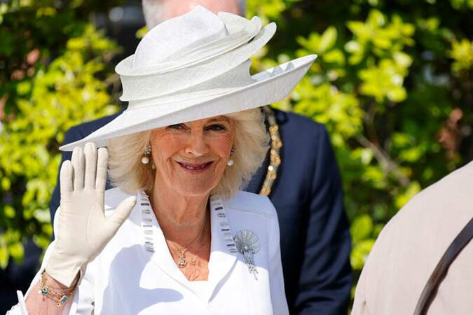 Pour l'occasion, la reine était toute de blanc vêtue.
