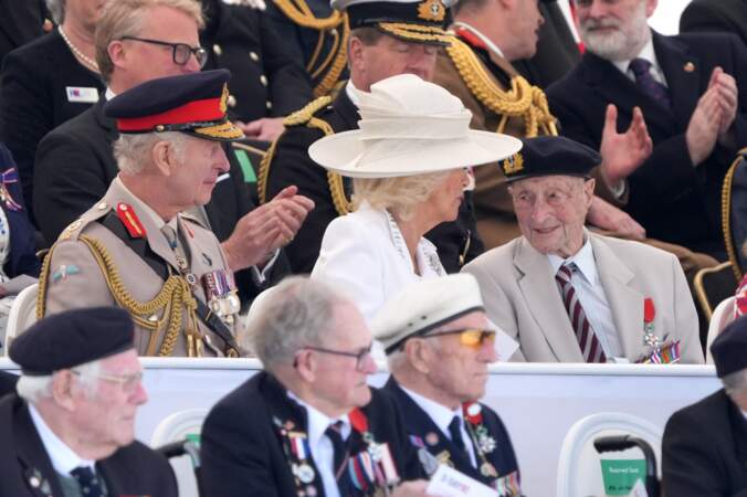 La reine a eu un mot pour un vétéran présent pour ces commémorations.