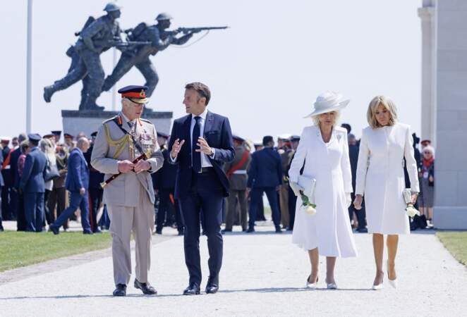 Le président Emmanuel Macron et le roi Charles III d'Angleterre accompagnés de Brigitte Macron et la reine consort Camilla.