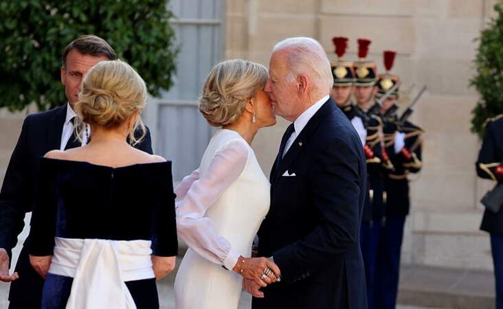 Brigitte Macron embrassant Joe Biden devant Jill Biden dans la cour de l'Élysée le 8 juin 2024