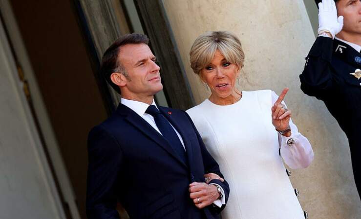 Emmanuel Macron et sa femme Brigitte sur le parvis du palais de l'Élysée à l'arrivée du président des États-Unis Joe Biden et de sa femme Jill pour le dîner d'État le 8 juin 2024