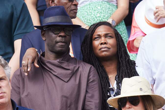 Lilian Thuram et sa femme Kareen Guiock-Thuram en amoureux dans les tribunes de Roland-Garros ce 8 juin