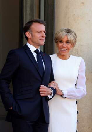 Emmanuel Macron et sa femme Brigitte sur le parvis du palais de l'Elysée à l'arrivée du président des États-Unis Joe Biden et de sa femme Jill pour le dîner d'État à l'occasion de leur visite officielle en France le 8 juin 2024