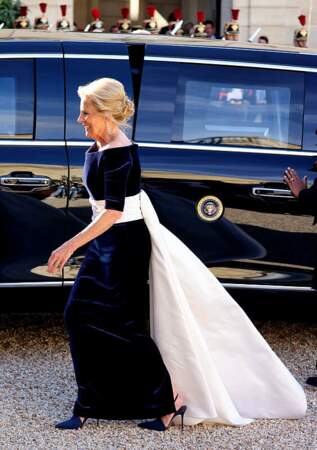 L'épouse du président américain, Jill Biden sublime dans la cour de l'Élysée