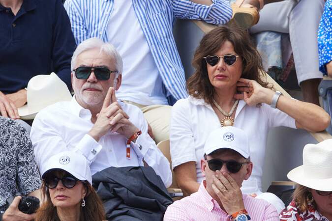 Pascal Praud et sa femme Catherine Bancarel dans les tribunes de Roland-Garros