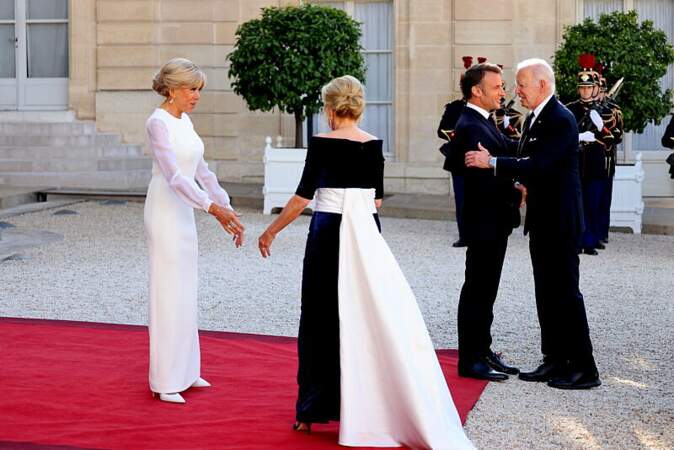 Emmanuel Macron et sa femme Brigitte dans la cour de l'Élysée pour accueillir Joe et Jill Biden