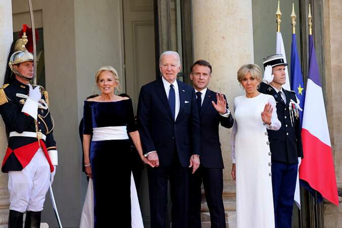 Jill Biden et son mari Joe, Emmanuel Macron et sa femme Brigitte sur le perron de l'Élysée le 8 juin 2024