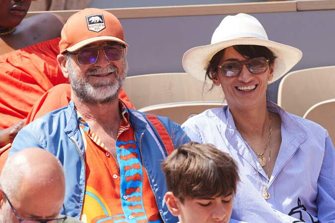  Rachida Brakni rayonnante aux côtés de son époux Eric Cantona à Roland-Garros