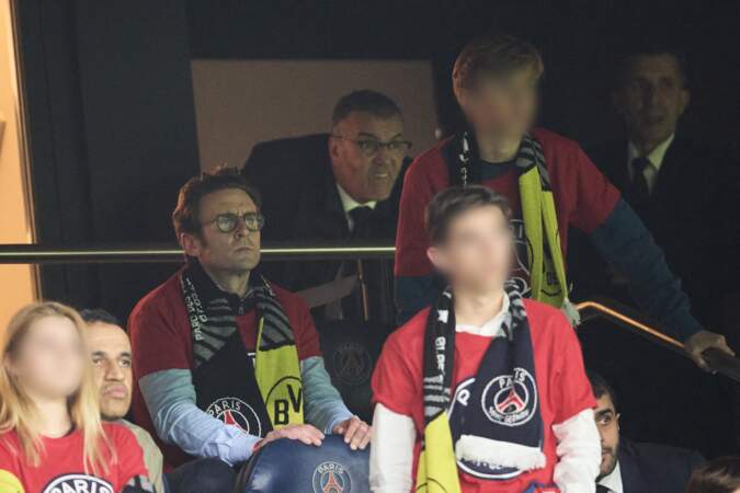 Laurent Macron et son fils lors de la demi-finale retour de Ligue des champions entre le PSG et le Borussia Dortmund au Parc des Princes en mai 2024