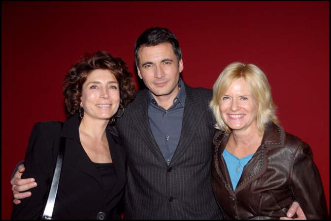 Il est ici entouré de Marie-Ange Nardi et Catherine Ceylac pour la soirée de lancement de la fondation France Télévisions, le 5 février 2007.