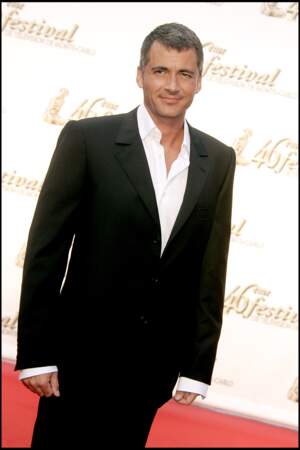 En 2006, il est le visage de l'émission "Un monde presque parfait" sur France 2. 